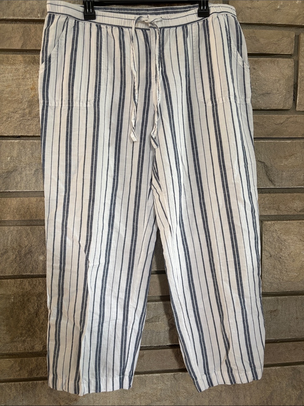 Liz Claiborne White and Navy Vertical Stripe Pants